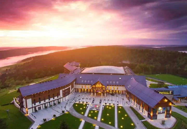 Hotel Arłamów o zachodzie słońca. Sprawdź atrakcyjne hotel arłamów ceny i zaplanuj swój pobyt w malowniczej okolicy.