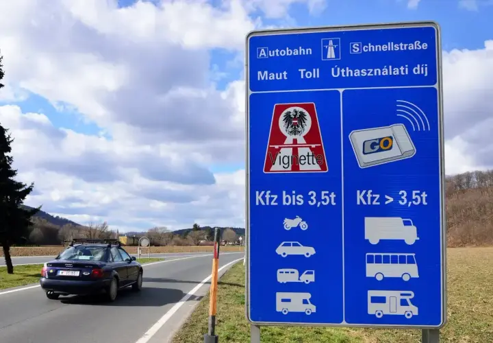 Znak drogowy w Austrii informuje o opłatach za autostrady i drogi szybkiego ruchu. Winieta to forma płatności, która jest tu walutą za przejazd.
