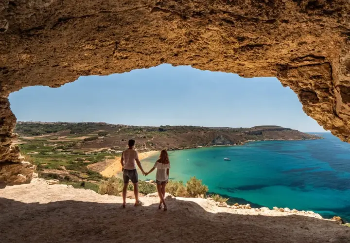 Para zakochanych podziwia maltański krajobraz. Wspaniała pogoda na Malcie w kwietniu, idealna na zwiedzanie jaskiń i plaż.