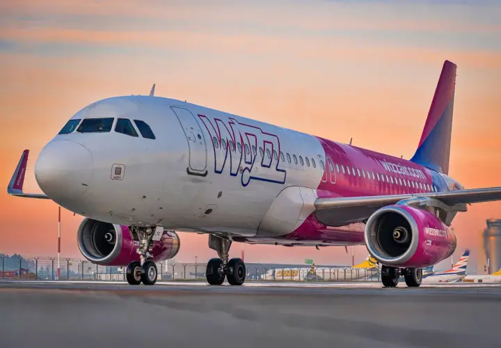 Samolot A321 XLR Wizz Air na płycie lotniska o zachodzie słońca.
