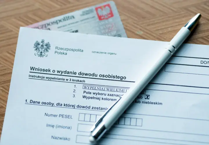Wniosek o dowód osobisty i długopis. Czas oczekiwania na dowód osobisty zależy od urzędu.