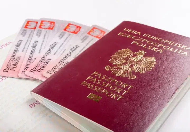 Paszport Unii Europejskiej i kilka dowodów osobistych. Czy do Irlandii potrzebny jest paszport? Tak, jeśli nie jesteś obywatelem UE.