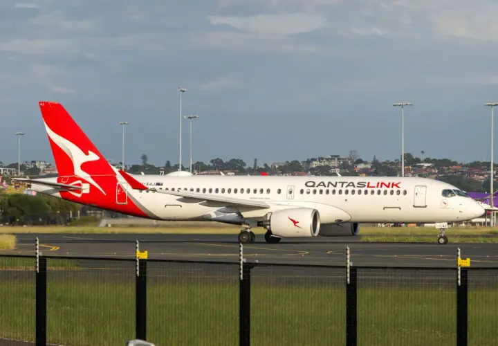 Airbus A321neo QantasLink na płycie lotniska, z charakterystycznym czerwonym ogonem i logo.