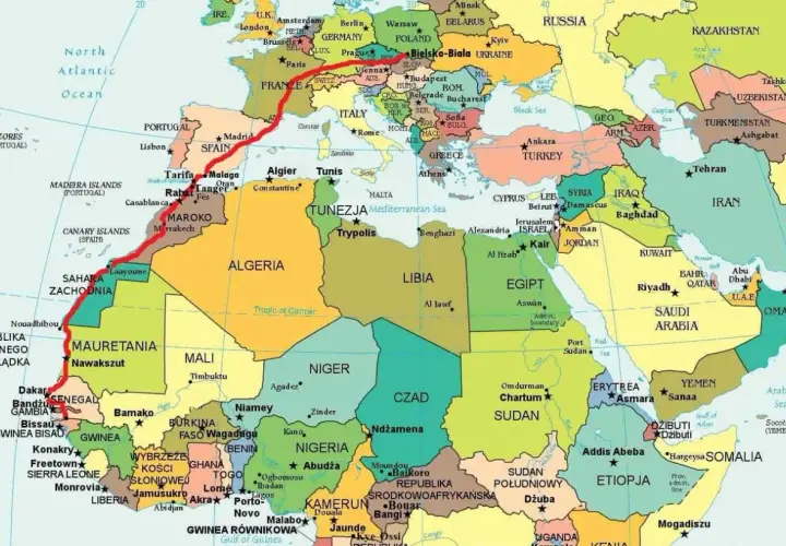 Mapa pokazuje trasę z Europy do Afryki Zachodniej, gdzie leży Sierra Leone, między Gwineą a Liberią.
