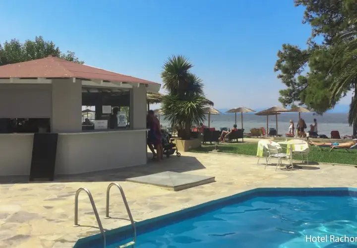 Basen i bar przy plaży w Hotel Rachoni Resort. Słońce, palmy i morze tworzą idealne wakacje.