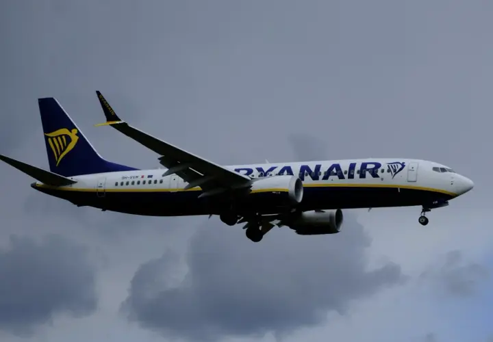 Samolot Ryanair z logo i napisem "RYANAIR" na tle chmur. Czyżby pasażerowie planowali Ryanair zmiana nazwiska?