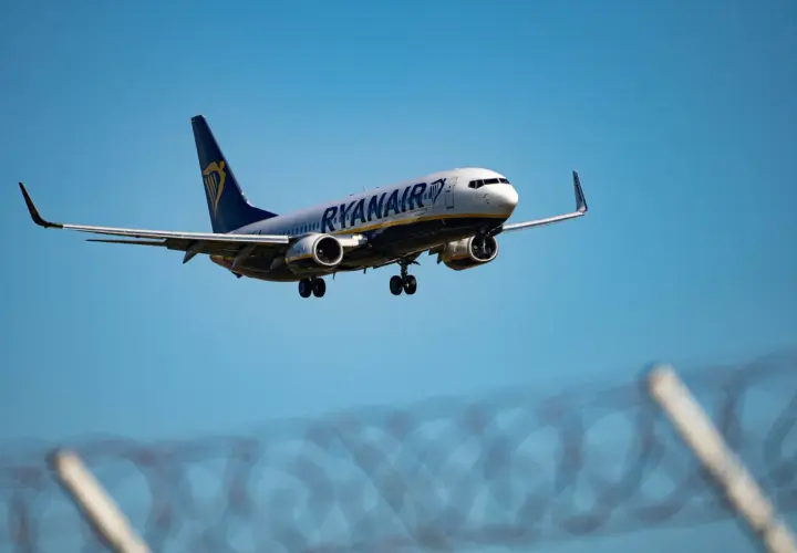 Boeing 737 Ryanair zbliża się do lądowania. Zastanawiasz się, ile pali taki samolot?