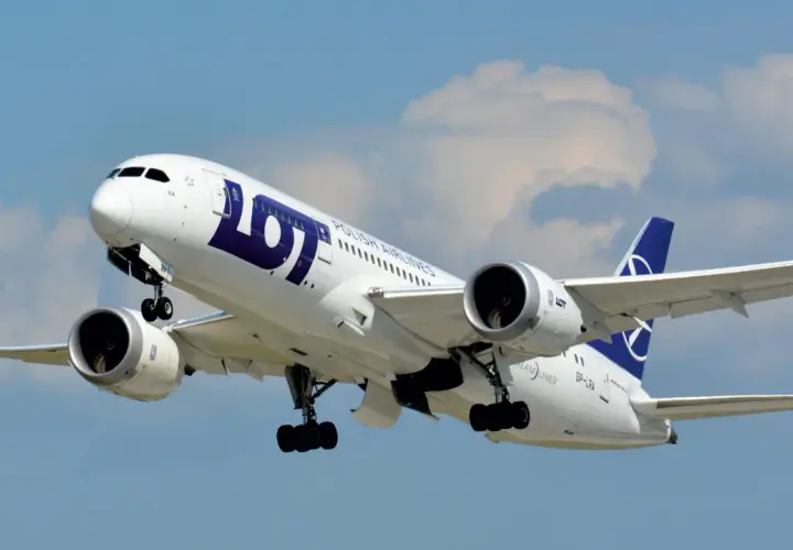 Boeing 787-8 Dreamliner LOT, z widocznym logo i napisem "POLISH AIRLINES". Samolot wznosi się na tle błękitnego nieba z chmurami.
