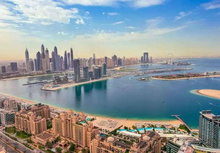 Widok na Dubaj z Palm Jumeirah. Nowoczesne wieżowce, plaże i turkusowa woda. Czy w Dubaju jest bezpiecznie? Tak, to bezpieczne miejsce na wakacje.