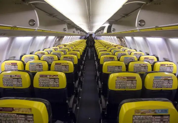 Wnętrze samolotu Ryanair z rzędami żółtych zagłówków. Trudno określić, ile jest miejsc w samolocie Ryanair, ale jest ich mnóstwo!