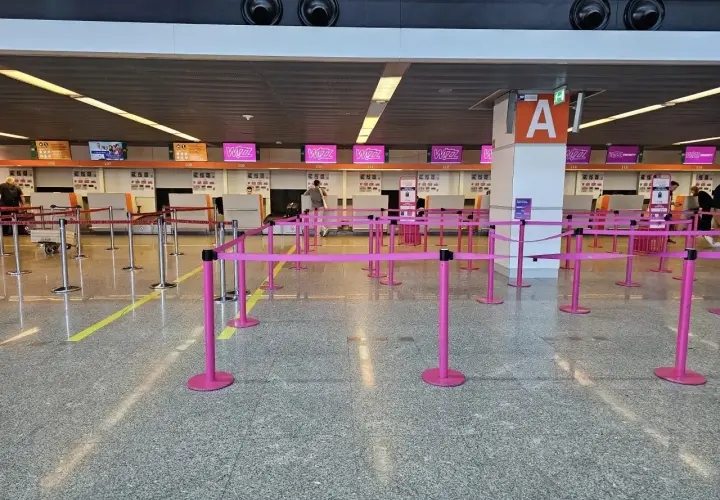 Puste stanowiska odprawy Wizzair. Czekamy na rozpoczęcie odprawy, by rozpocząć podróż.