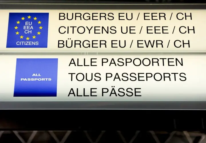 Tablice informacyjne na lotnisku. Jedna wskazuje "Obywatele UE/EOG/CH", druga "Wszystkie paszporty". To ułatwia podróżowanie po strefa schengen kraje.