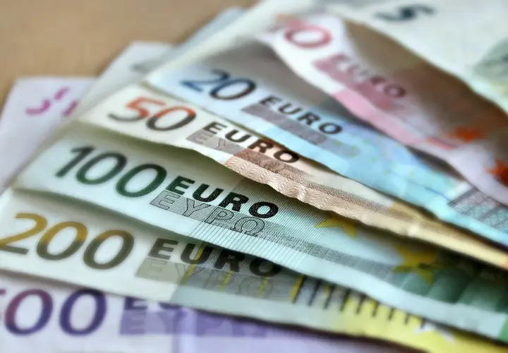 Stos banknotów euro: 500, 200, 100, 50 i 20 euro. Waluta holandii, czyli euro, jest symbolem jedności w Europie.