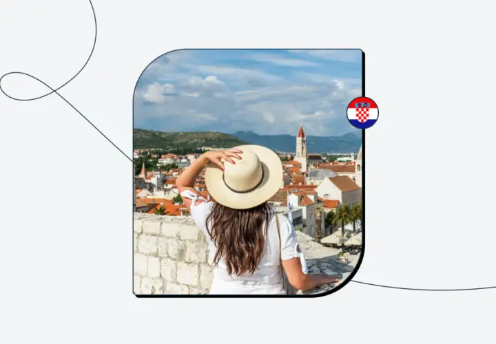 Kobieta w kapeluszu podziwia chorwackie miasto. Czy do Chorwacji potrzebny jest paszport? Sprawdź!