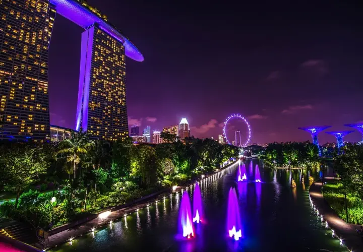 Nocny Singapur z Marina Bay Sands, diabelskim młynem i świetlistymi fontannami. Marzenie o wizie do Singapuru staje się rzeczywistością.