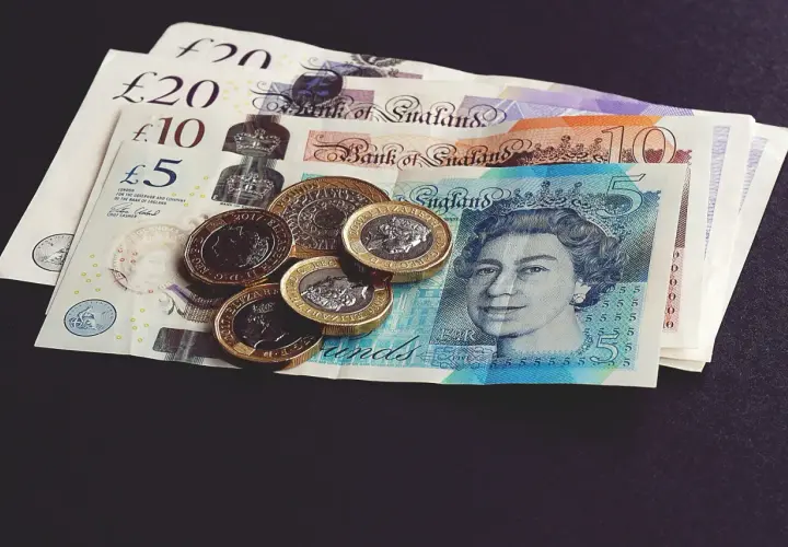 Brytyjskie banknoty i monety z wizerunkiem królowej Elżbiety II.