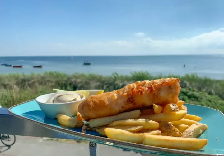 Gdzie zjeść na Półwyspie Helskim? Sprawdź najlepsze restauracje i lokalne smaki!