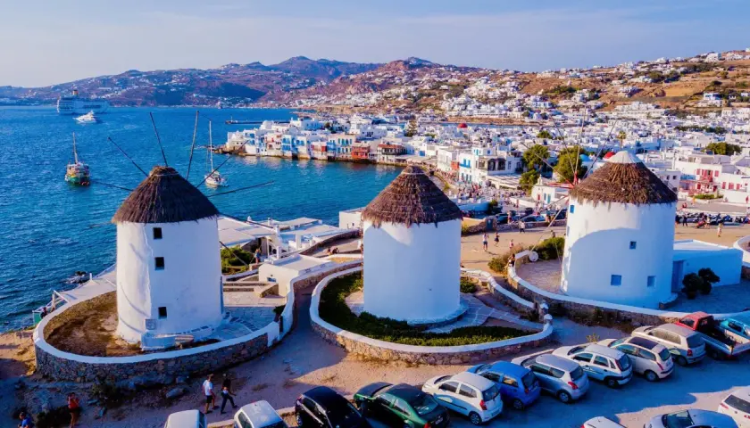 Wiatraki na Mykonos, symbol Cyklad. Co to za wyspy? To greckie wyspy z pięknymi białymi domkami i turkusowym morzem.
