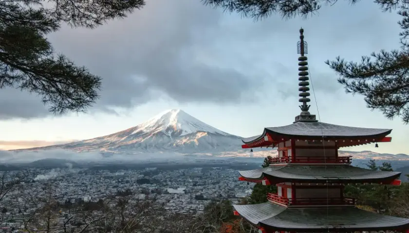 Piękna pagoda i ośnieżony Fudżi. Zastanawiasz się, ile kosztuje wycieczka do Japonii?