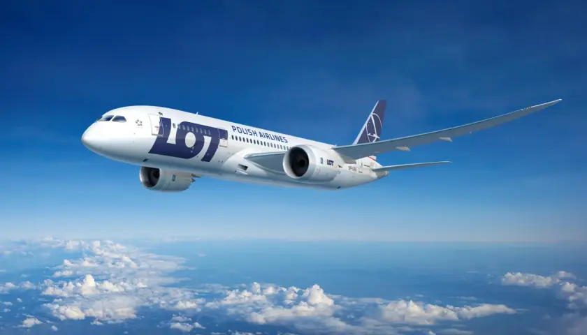 Boeing 787 Dreamliner LOT Polish Airlines, największy samolot pasażerski w Polsce, leci nad chmurami.