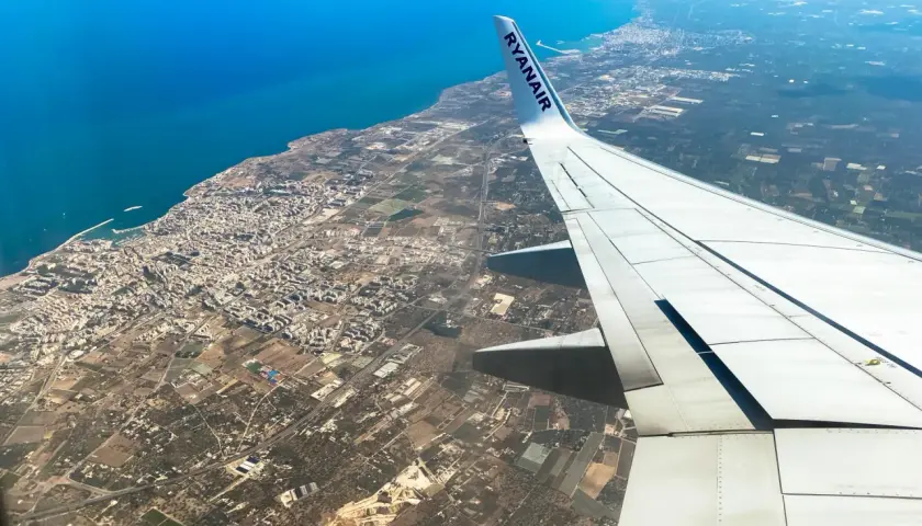 Widok z samolotu Ryanair na wybrzeże i miasto, zbliżamy się do lotniska Bari.