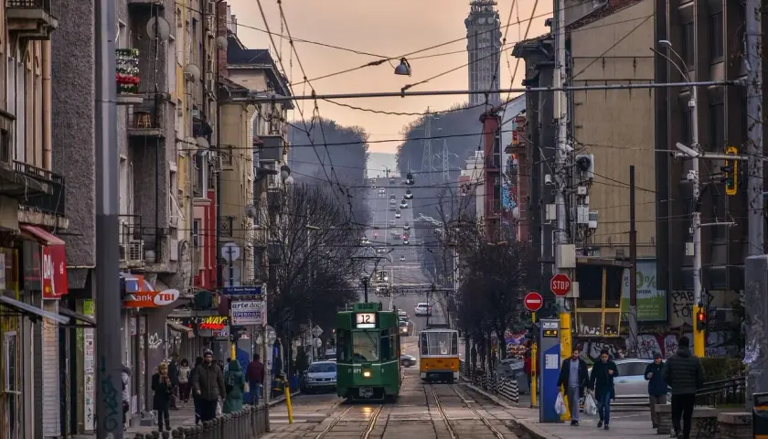 Tramwaje przemierzają ulice stolicy Bułgarii. W tle widać wieżę telewizyjną.
