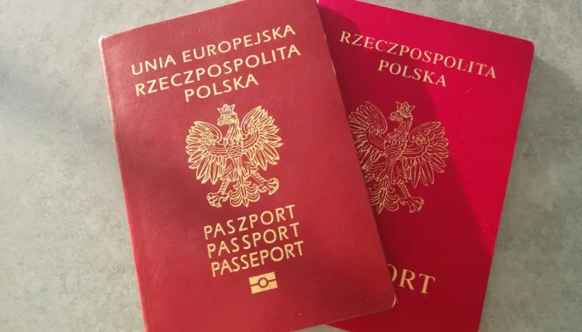 Dwa polskie paszporty, gotowe na podróż do Chorwacji w strefie Schengen.