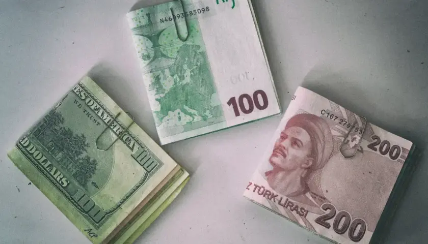 Dolar, euro i liry tureckie. Zastanawiasz się, czym płacić w Turcji? Lira turecka jest lokalną walutą, ale dolary i euro też są akceptowane w wielu miejscach.