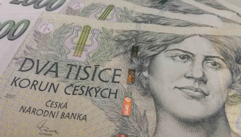Czeskie banknoty o nominale 2000 koron z portretem kobiety.