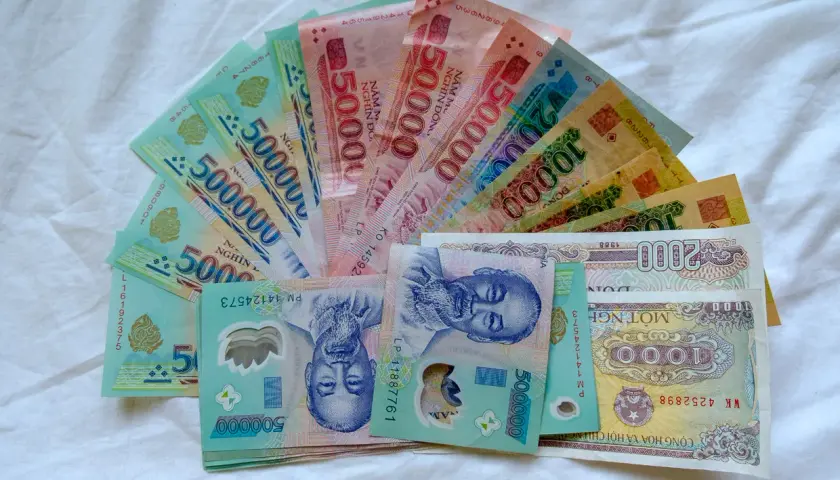 Wietnamska waluta w Hanoi: stos banknotów 500 000, 50 000, 20 000, 10 000, 2 000 i 1 000 dongów.