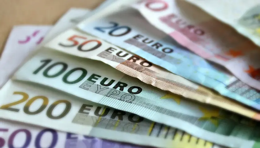 Stos banknotów euro: 500, 200, 100, 50 i 20 euro. Waluta holandii, czyli euro, jest symbolem jedności w Europie.