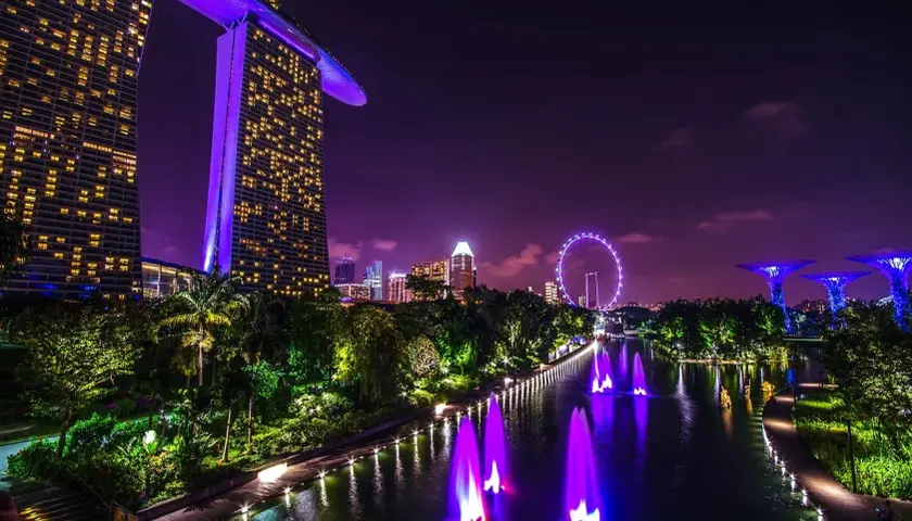 Nocny Singapur z Marina Bay Sands, diabelskim młynem i świetlistymi fontannami. Marzenie o wizie do Singapuru staje się rzeczywistością.