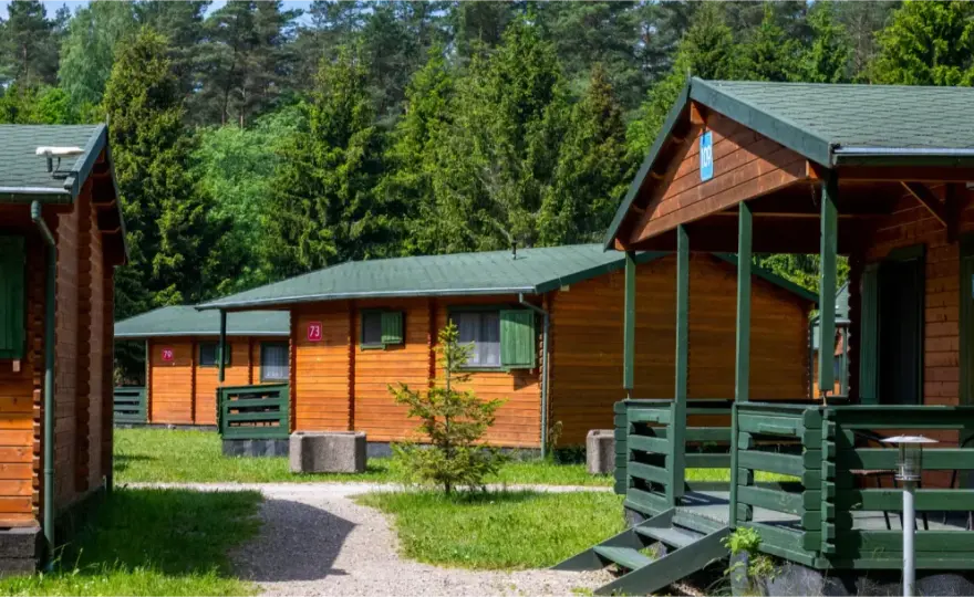 Domki nad jeziorem wędkowanie – idealne miejsca na relaks i ryby