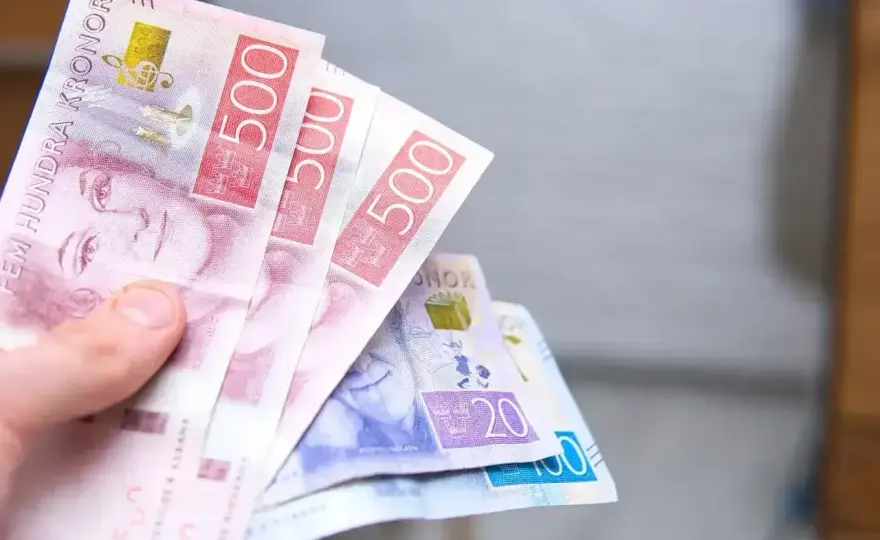 Jaka waluta jest w Szwecji? Płać kartą i gotówką bez stresu!