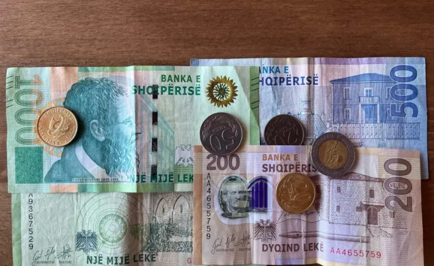 Jaka jest waluta w Albanii? Odkryj, co warto wiedzieć o leku