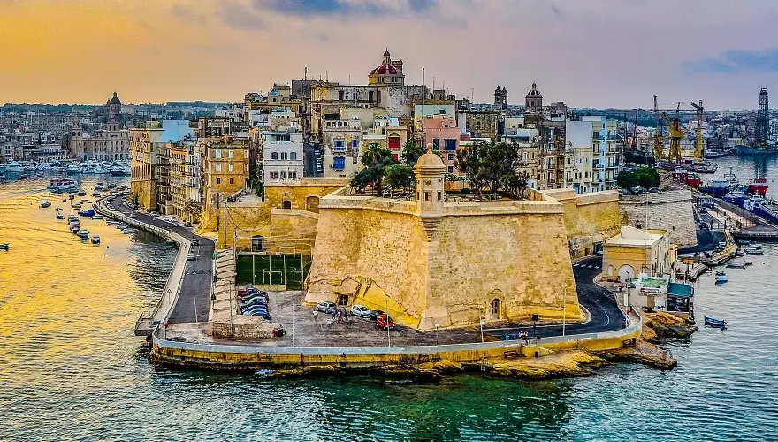 Malta ile ma km? Poznaj jej powierzchnię i wymiary w kilometrach