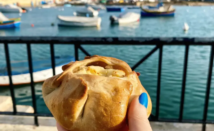 Gdzie tanio zjeść na Malcie? Odkryj najlepsze restauracje i ceny
