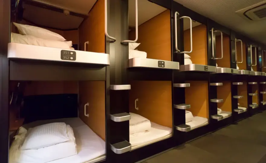 Hotel kapsułowy na krótki wyjazd - co warto wiedzieć?