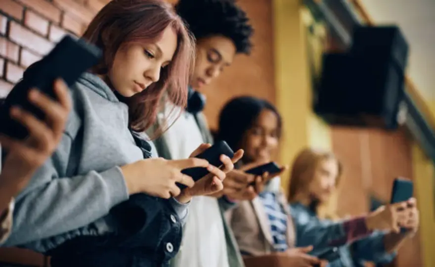 Jak cyfrowe nawyki młodzieży w Polsce zmieniają branżę rozrywki online w 2025 roku