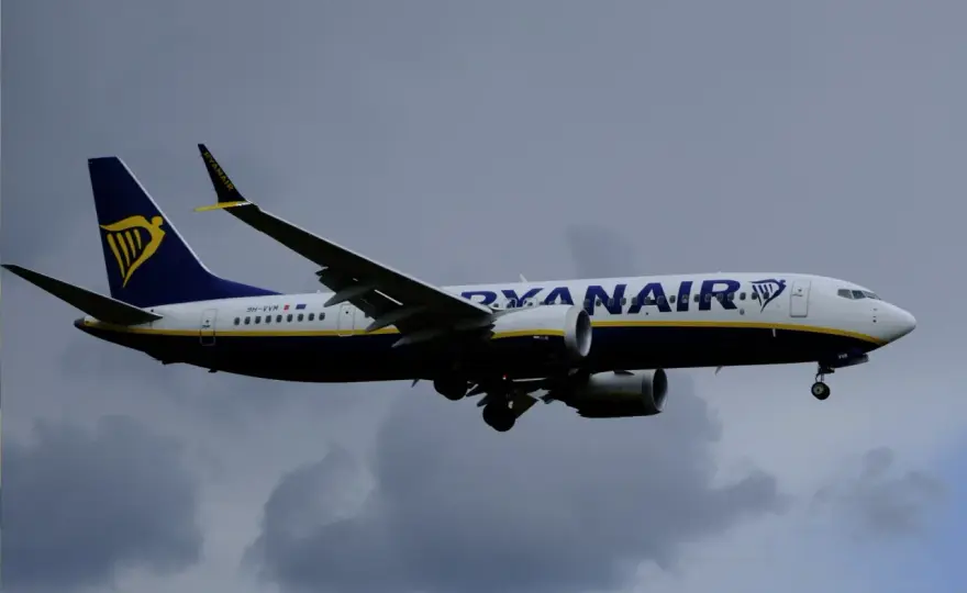 Ryanair - zmiana nazwiska w rezerwacji? Zobacz, jak uniknąć opłat!
