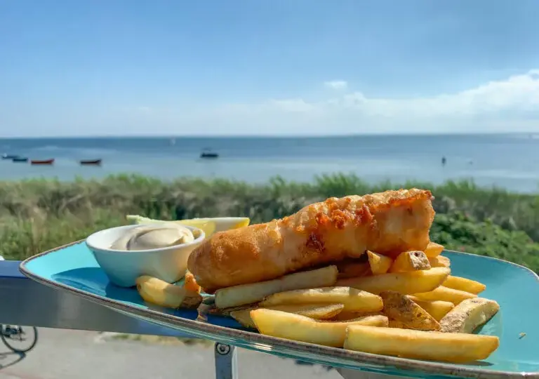 Gdzie zjeść na Półwyspie Helskim? Sprawdź najlepsze restauracje i lokalne smaki!
