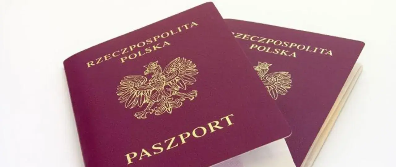 Dwa polskie paszporty. Planujesz podróż do Czarnogóry? Sprawdź, czy do Czarnogóry potrzebny jest paszport.