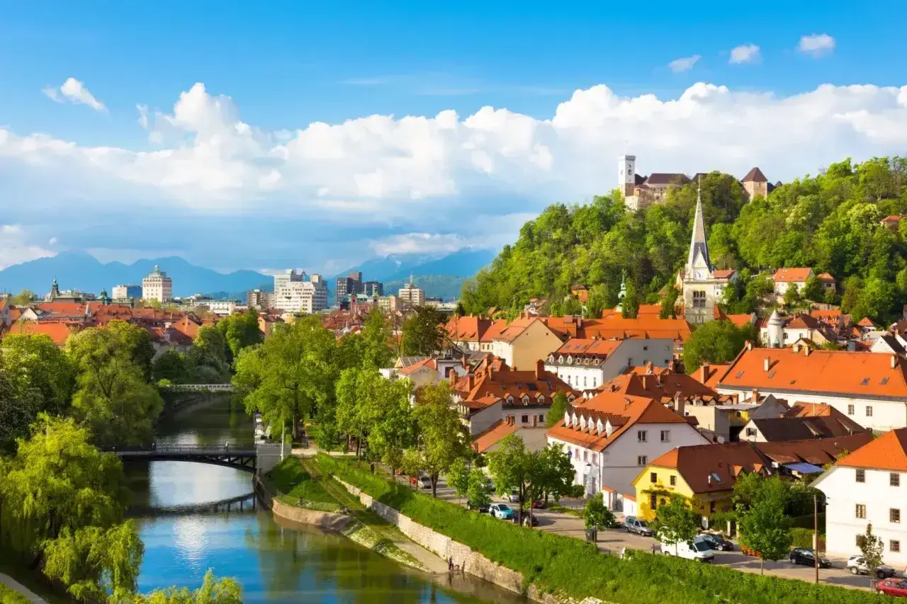 Widok na Lublanę, Słowenia. W tle zamek, a na pierwszym planie rzeka. Słowenia jaka waluta? Euro.