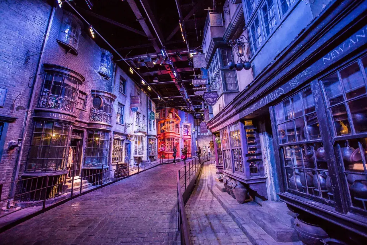 Magiczna uliczka z muzeum Harry'ego Pottera, pełna sklepów jak Ollivanders i apteka.
