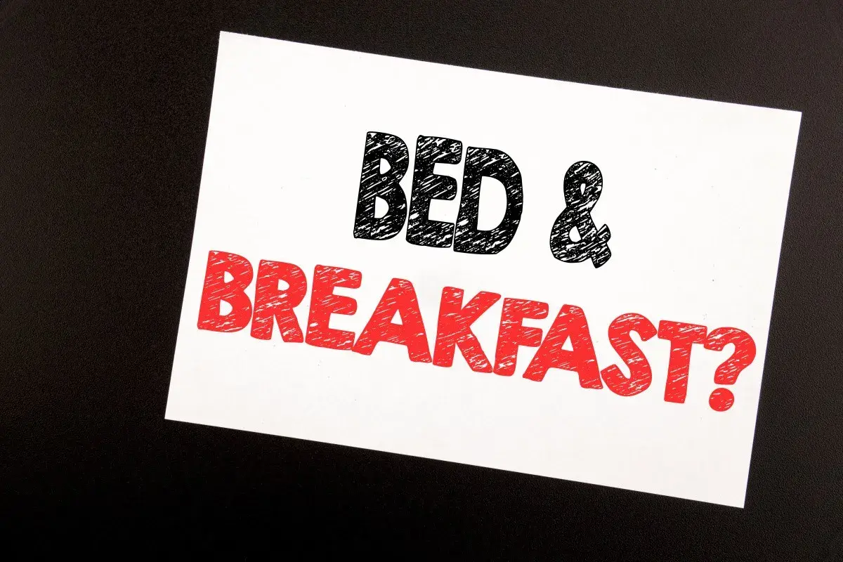 Napis "BED & BREAKFAST?" na białej kartce. Czy to oferta full board plus, czy tylko nocleg ze śniadaniem?