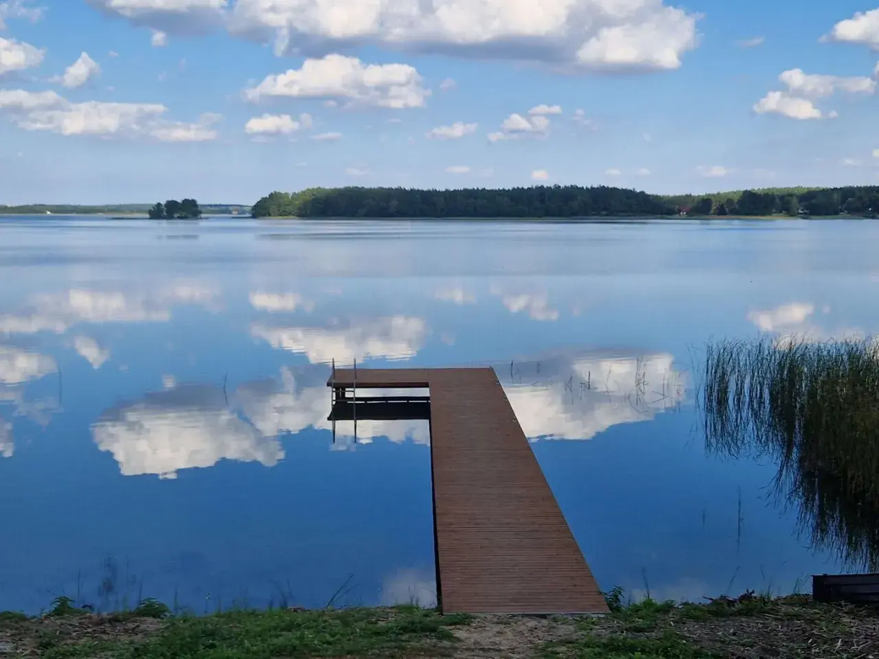 Spokojne jezioro Wdzydze, idealne na wędkowanie. Opinie o rybach są tu zazwyczaj pozytywne.