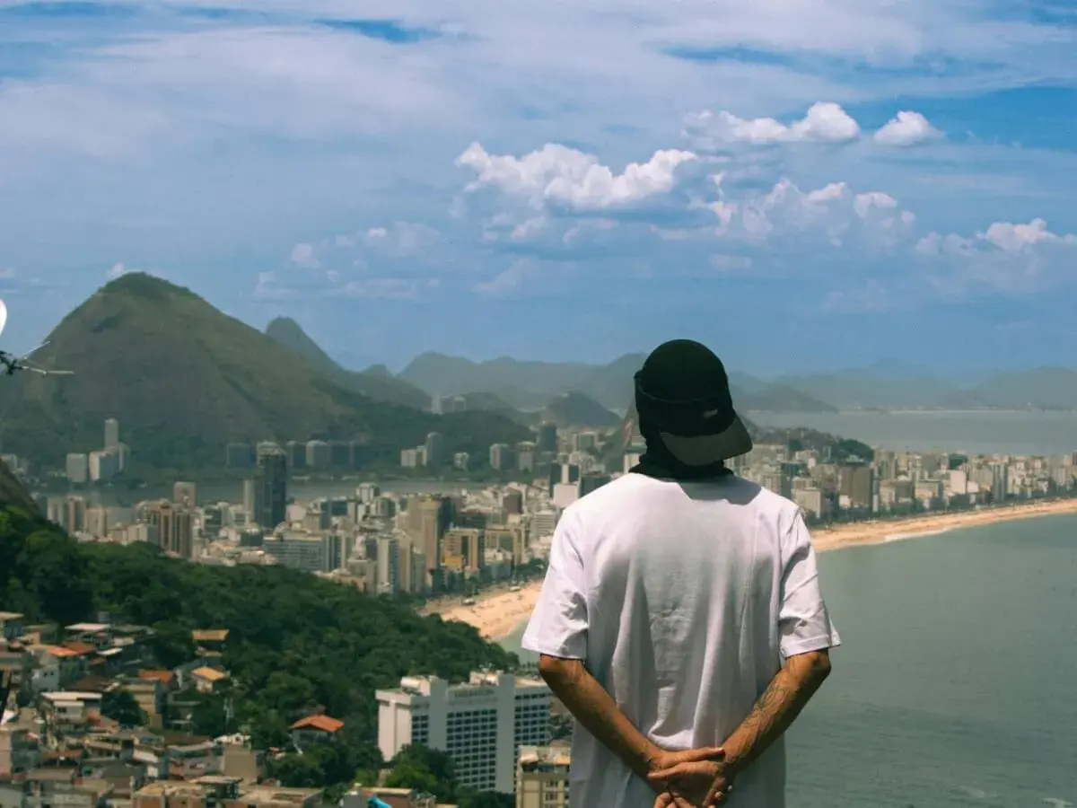 Osoba w czapce patrzy na panoramę Rio de Janeiro. Czy Brazylia jest bezpieczna? Widok zapiera dech, ale warto pamiętać o ostrożności.