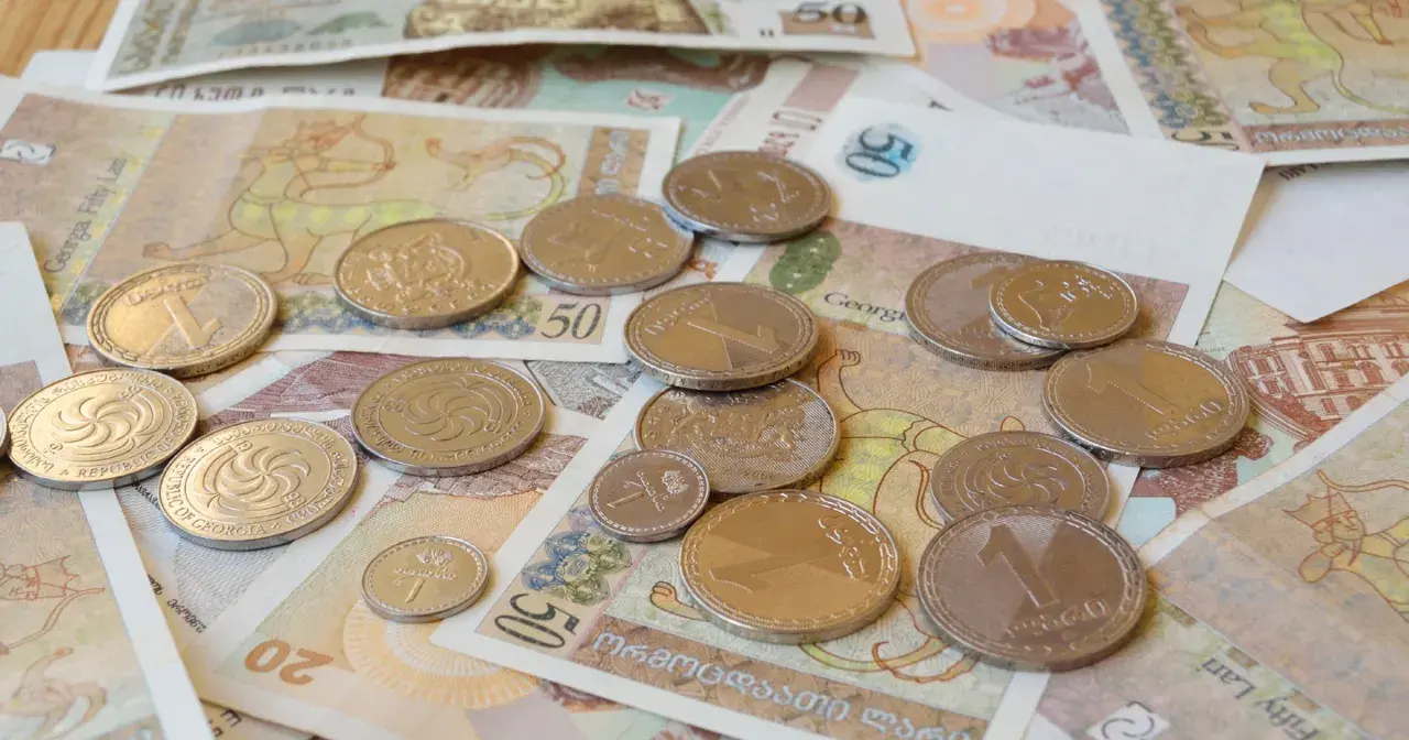 Gruzińskie monety i banknoty, w tym 1 lari, pokazują, jaka jest waluta w Gruzji.