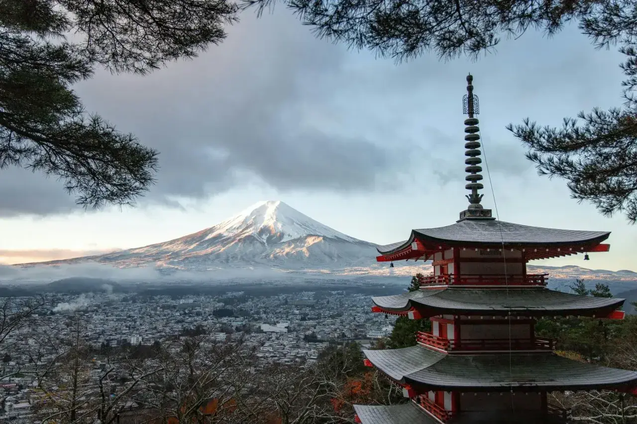 Piękna pagoda i ośnieżony Fudżi. Zastanawiasz się, ile kosztuje wycieczka do Japonii?