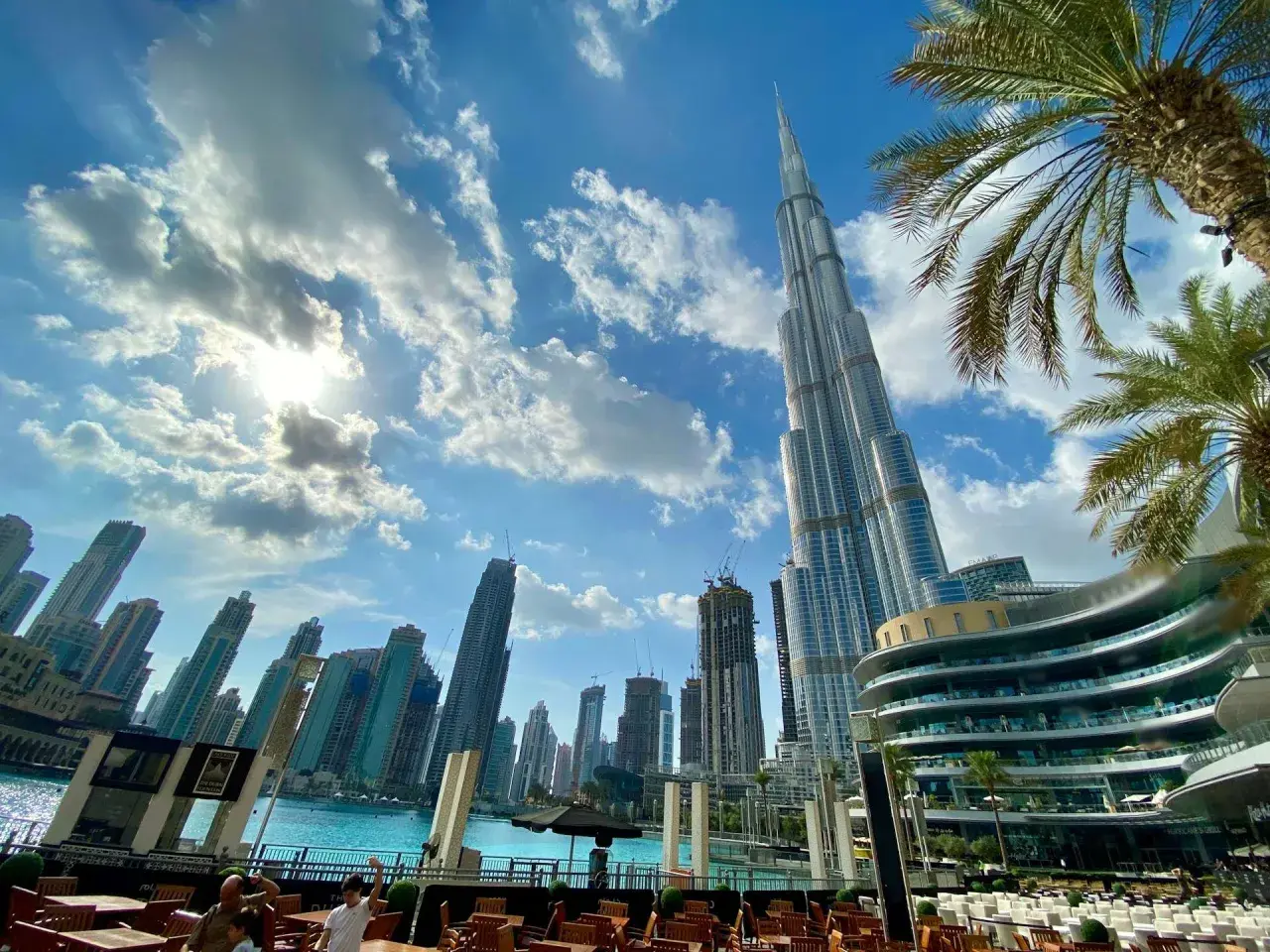 Sytuacja w Dubaju: Burj Khalifa góruje nad nowoczesną architekturą, a palmy dodają tropikalnego klimatu.